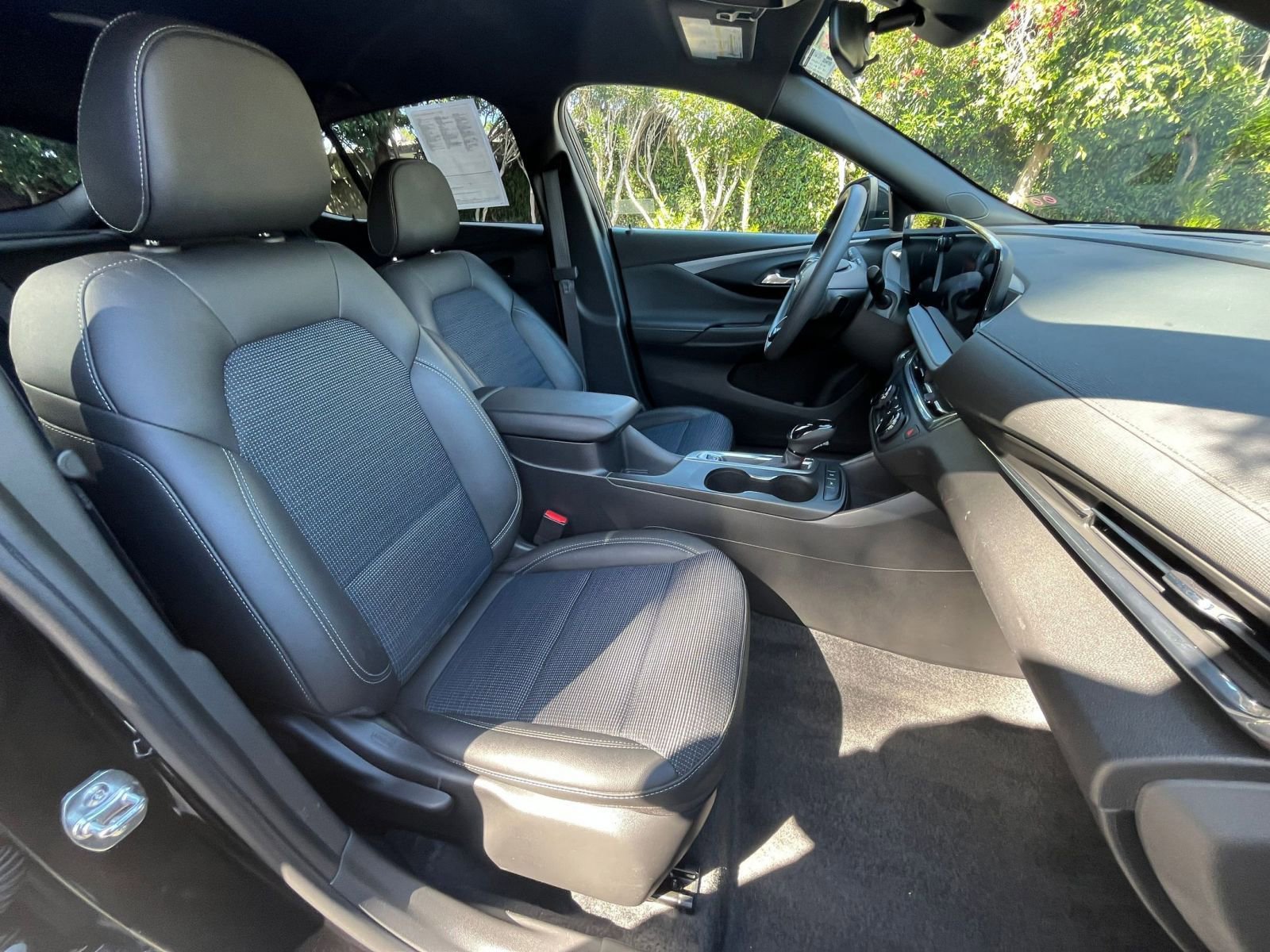 Used 2025 Buick Envista Preferred image 35