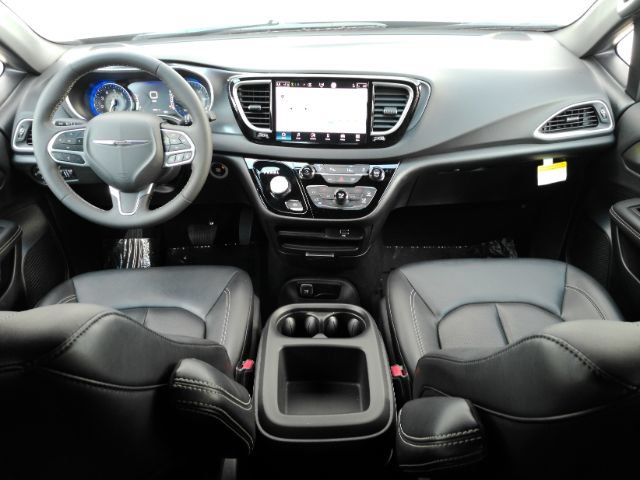 Used 2026 Chrysler Pacifica Select FWD image 2
