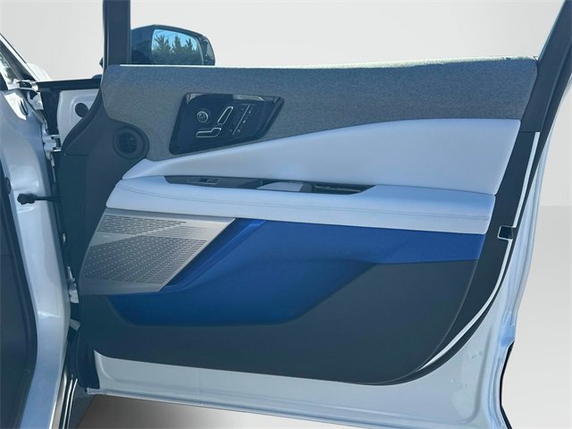 Used 2025 Cadillac Optiq Luxury 2 image 23