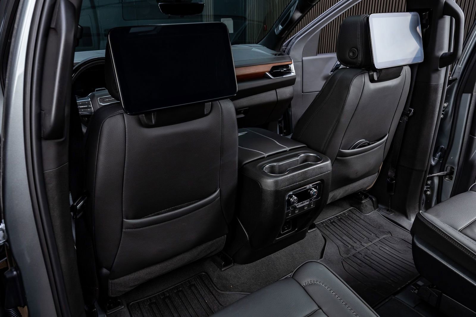 Used 2025 GMC Yukon Denali w/ Denali Reserve Package image 34