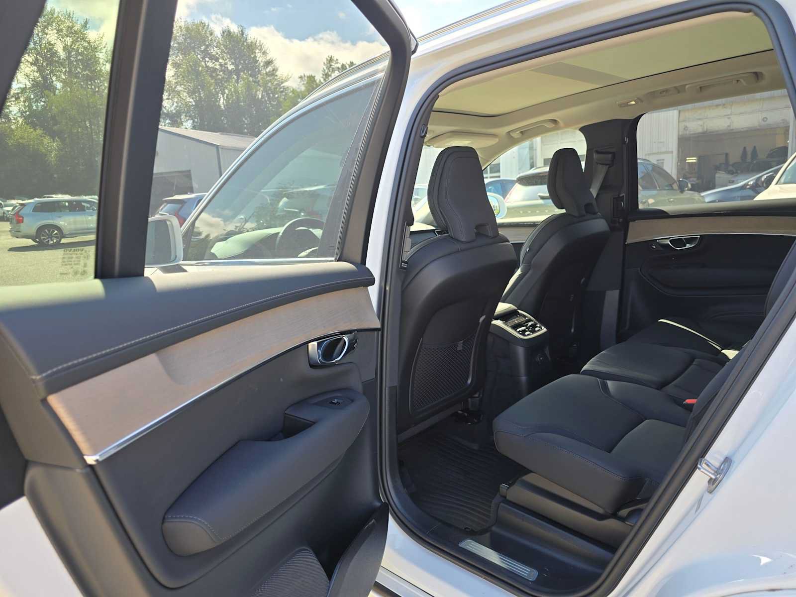 Used 2025 Volvo XC90 T8 Plus w/ Protection Package Premier AWD/4WD image 16