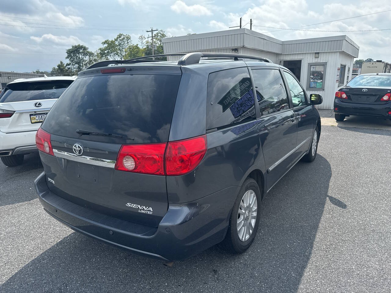 Used 2010 Toyota Sienna XLE Limited w/ XLE Limited Pkg 2 FWD image 3