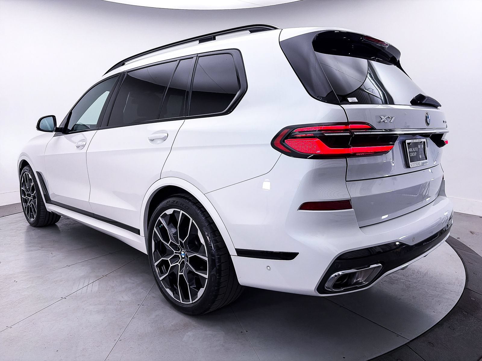 Used 2023 BMW X7 xDrive40i w/ M Sport Package AWD/4WD image 15