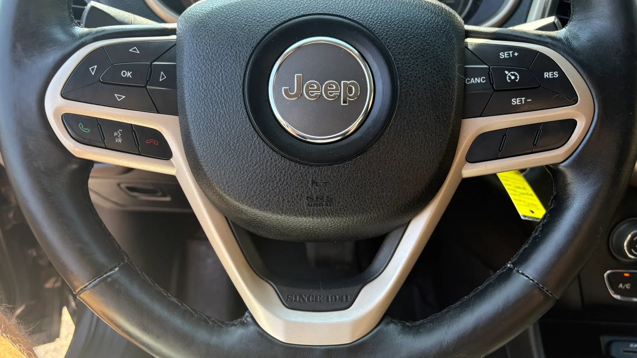 Used 2017 Jeep Cherokee Latitude w/ Cold Weather Group AWD/4WD image 18