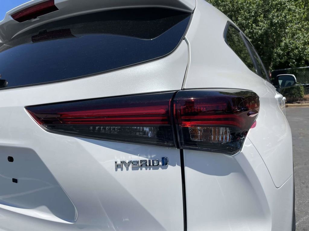 Used 2024 Toyota Highlander XLE AWD/4WD image 19