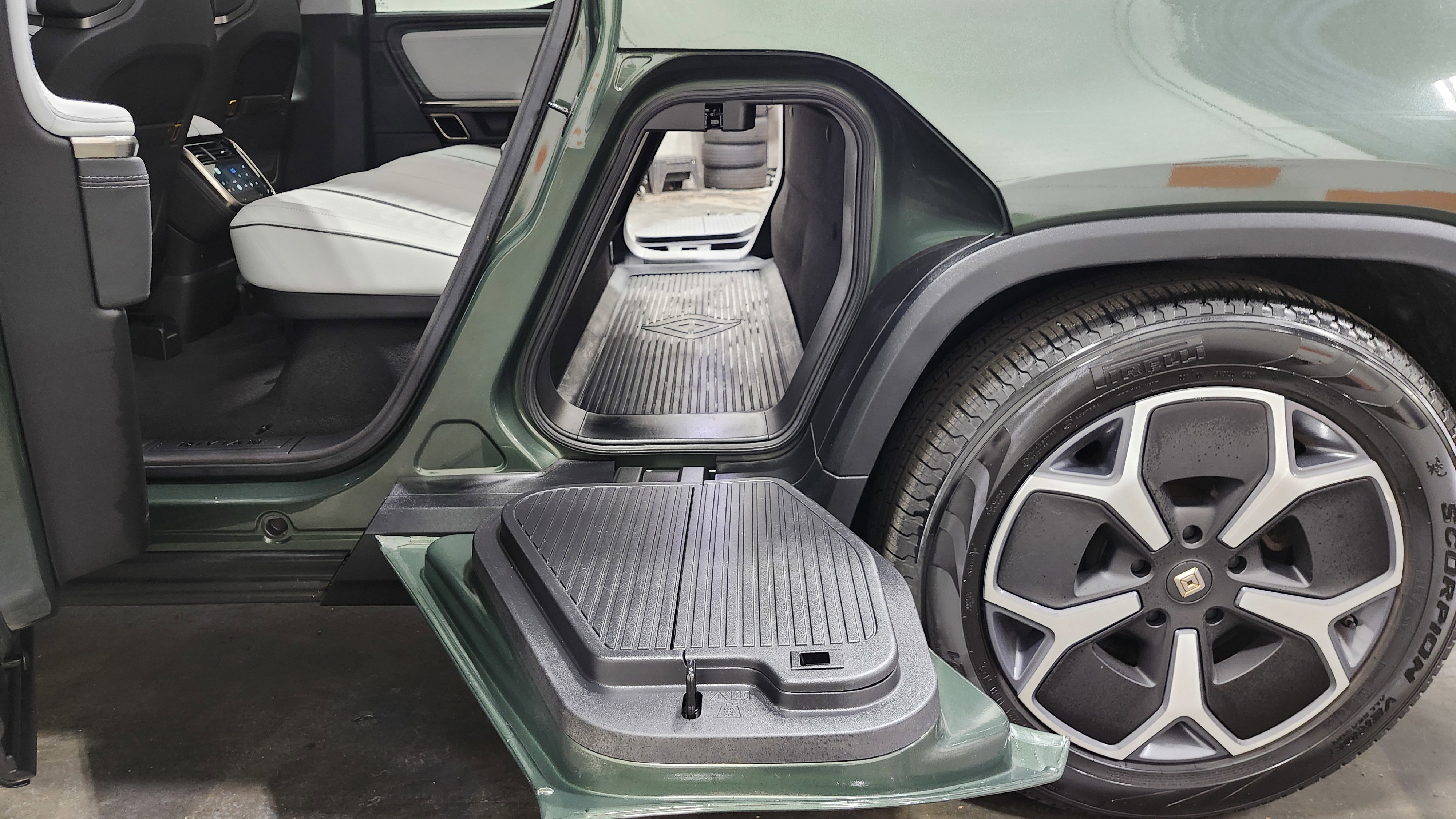 Used 2023 Rivian R1T Adventure image 38