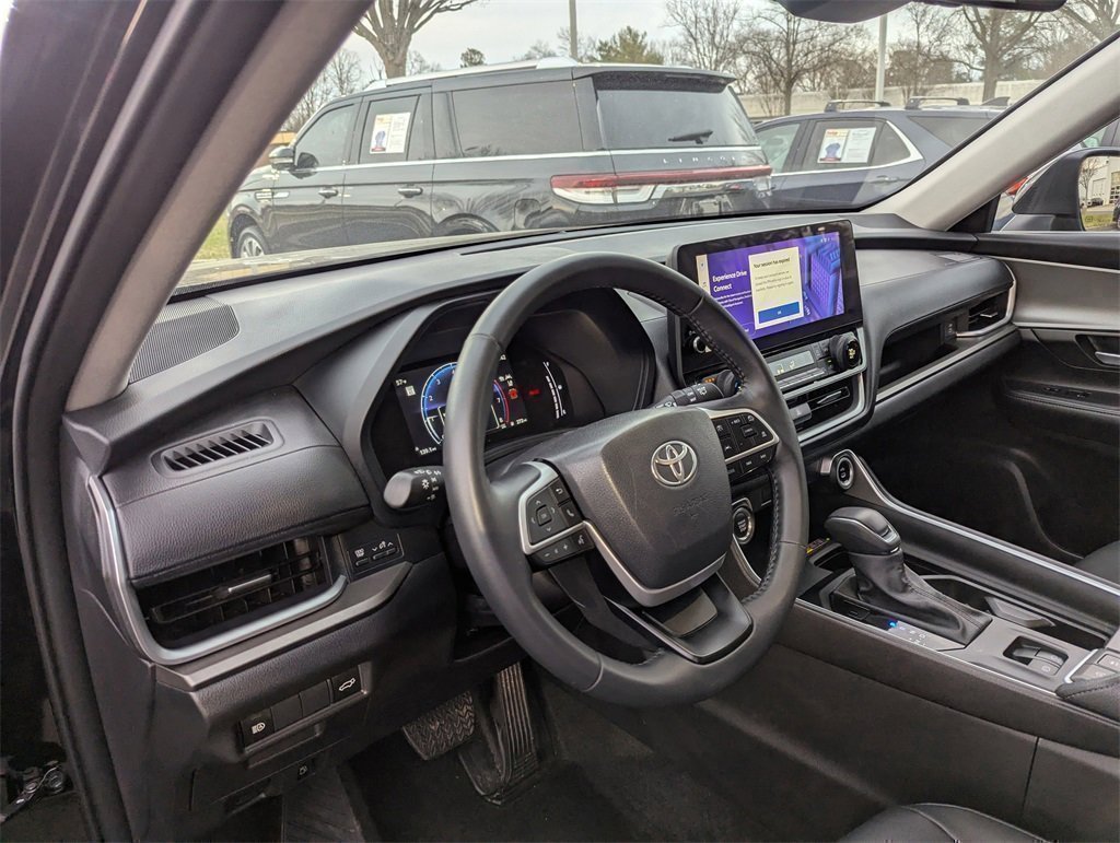 Used 2025 Toyota Grand Highlander AWD image 12