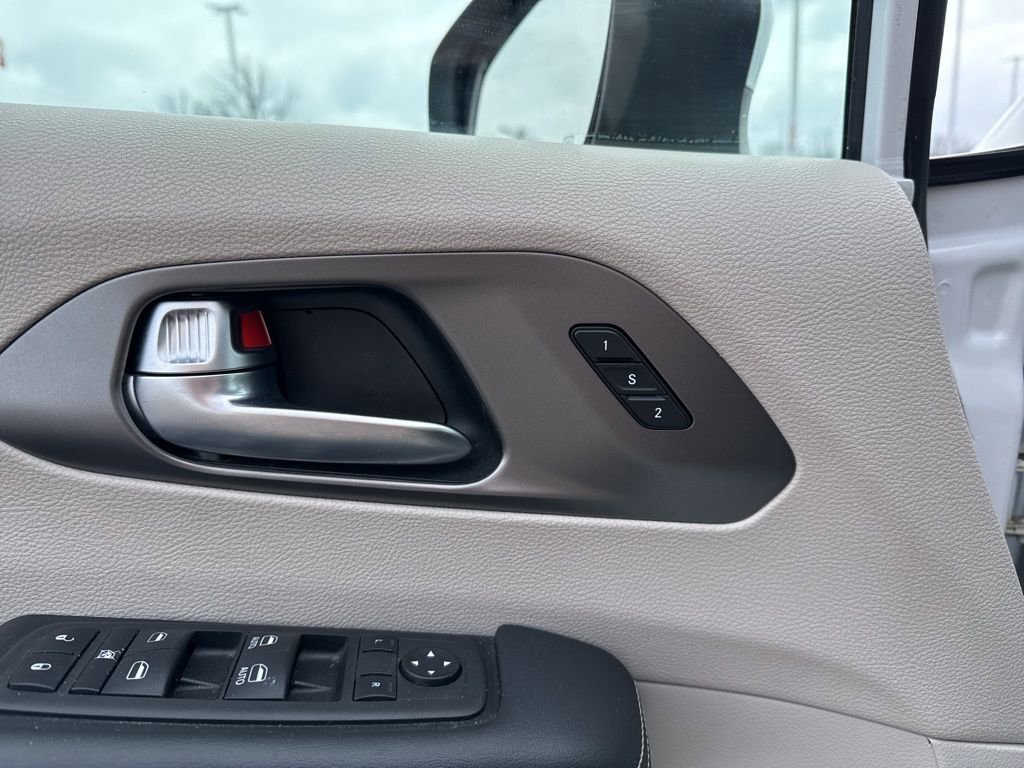 Used 2023 Chrysler Pacifica Touring-L image 11