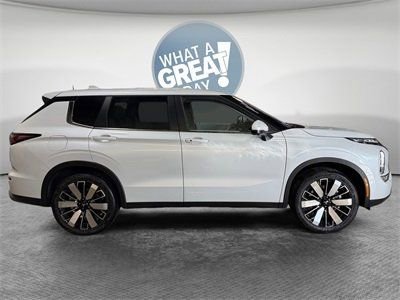 New 2026 Mitsubishi Outlander SE image 2