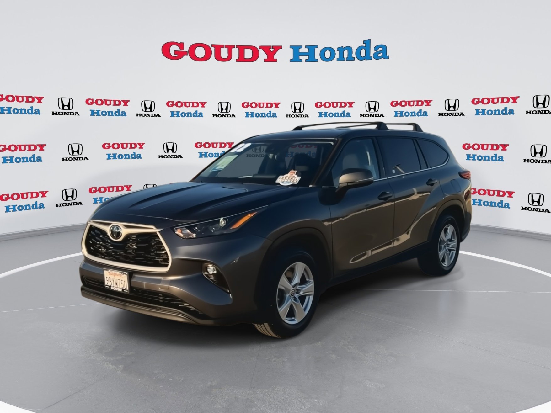 Used 2022 Toyota Highlander LE image 4