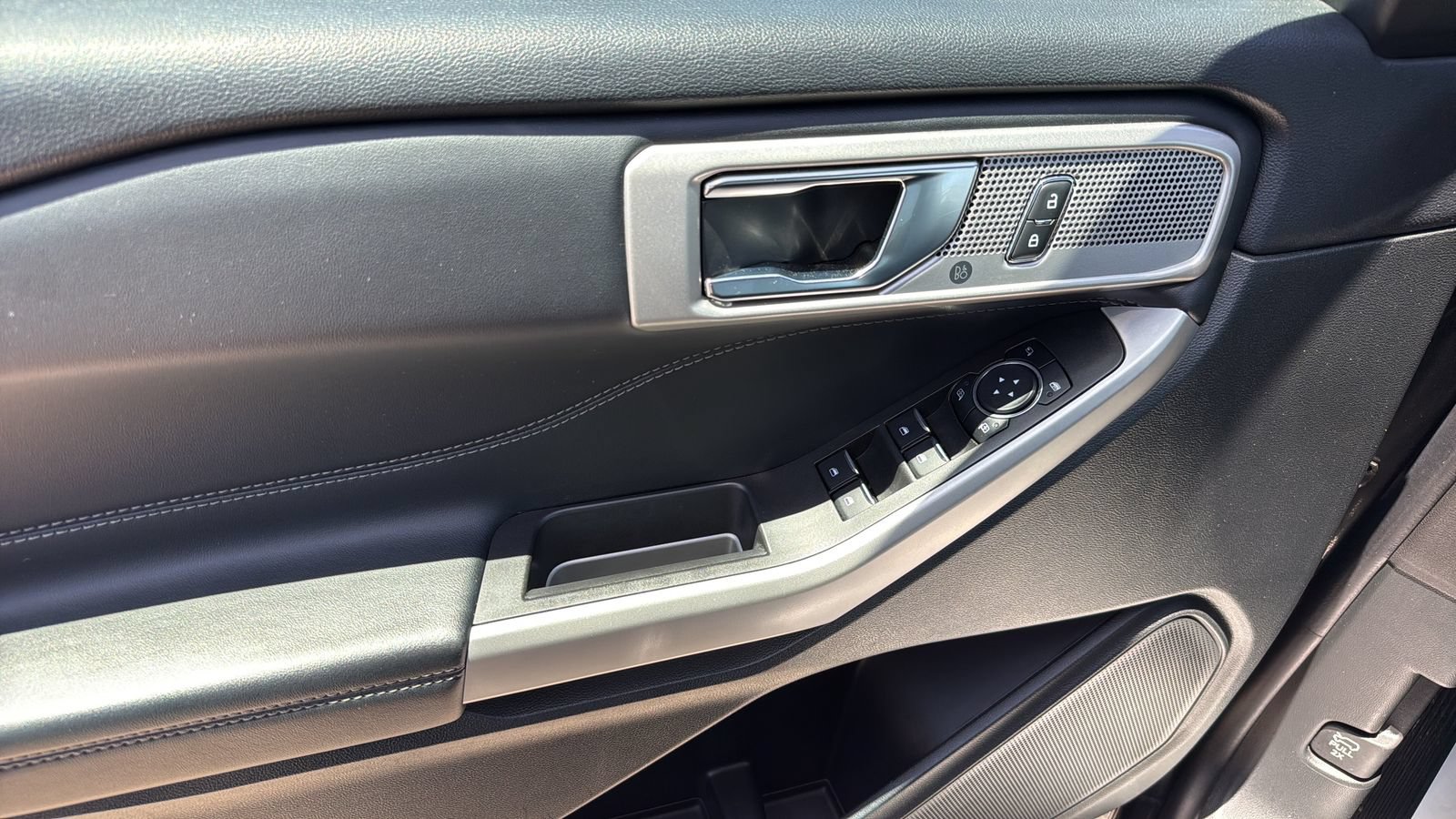 Used 2024 Ford Explorer Limited RWD image 8