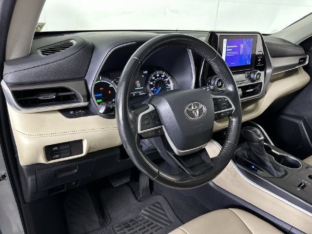 Used 2023 Toyota Highlander XLE AWD/4WD image 10