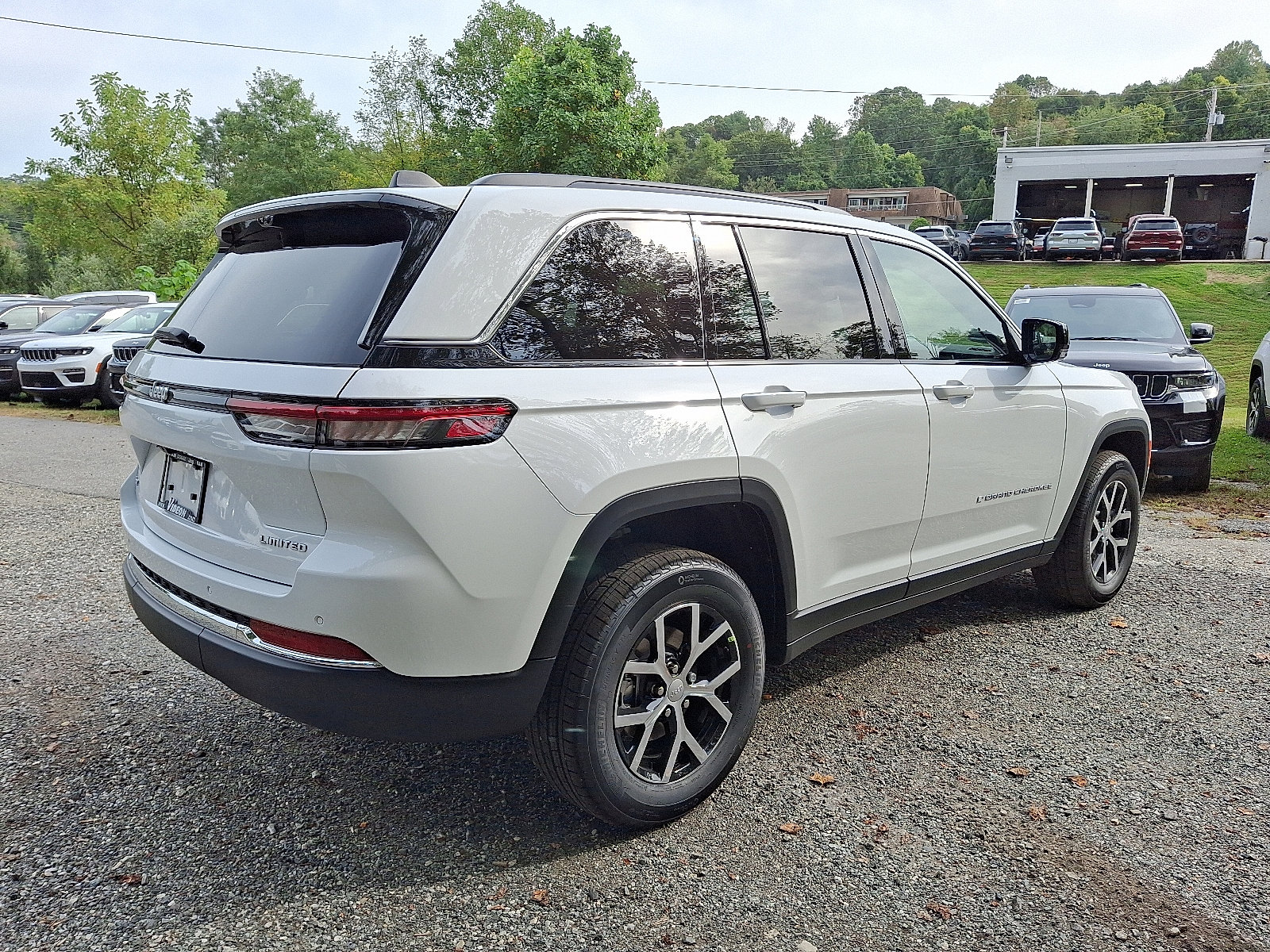 New 2025 Jeep Grand Cherokee Limited w/ Luxury Tech Group II image 4