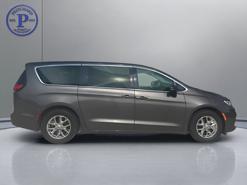 Used 2023 Chrysler Pacifica Touring-L FWD image 8
