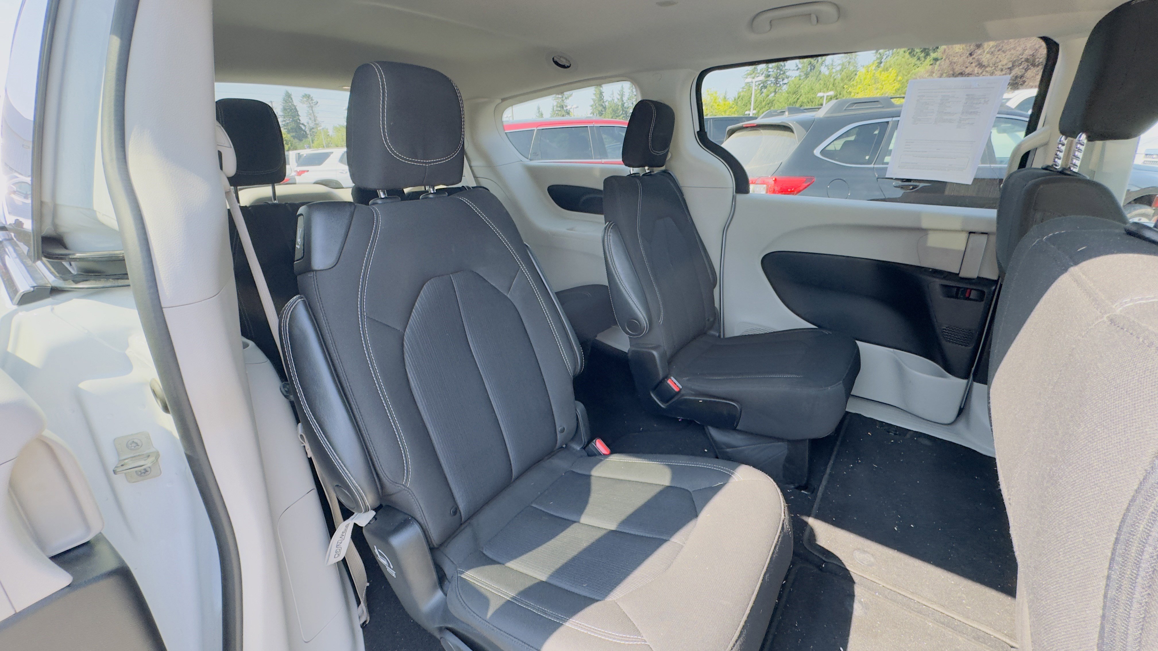 Used 2023 Chrysler Voyager LX image 10