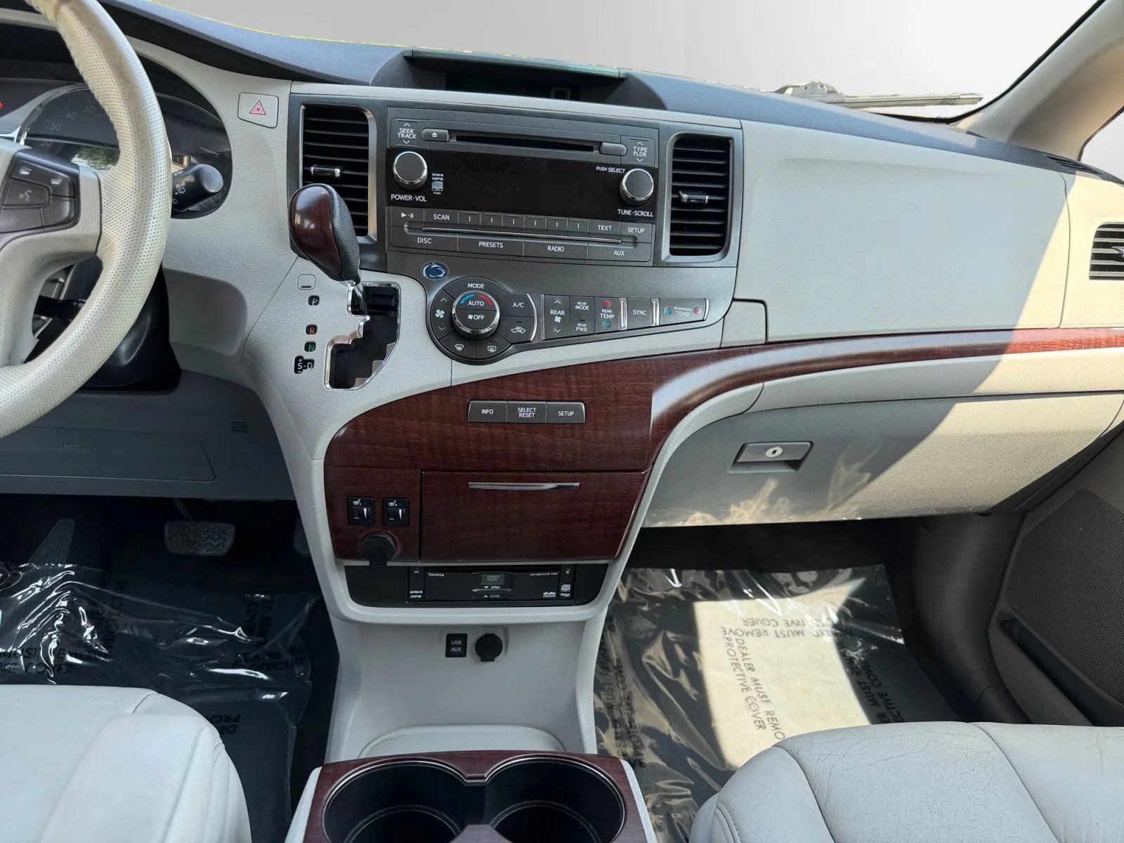 Used 2011 Toyota Sienna XLE w/ Entertainment Pkg FWD image 11