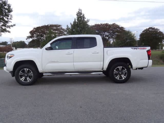 Used 2018 Toyota Tacoma TRD Sport AWD/4WD image 2