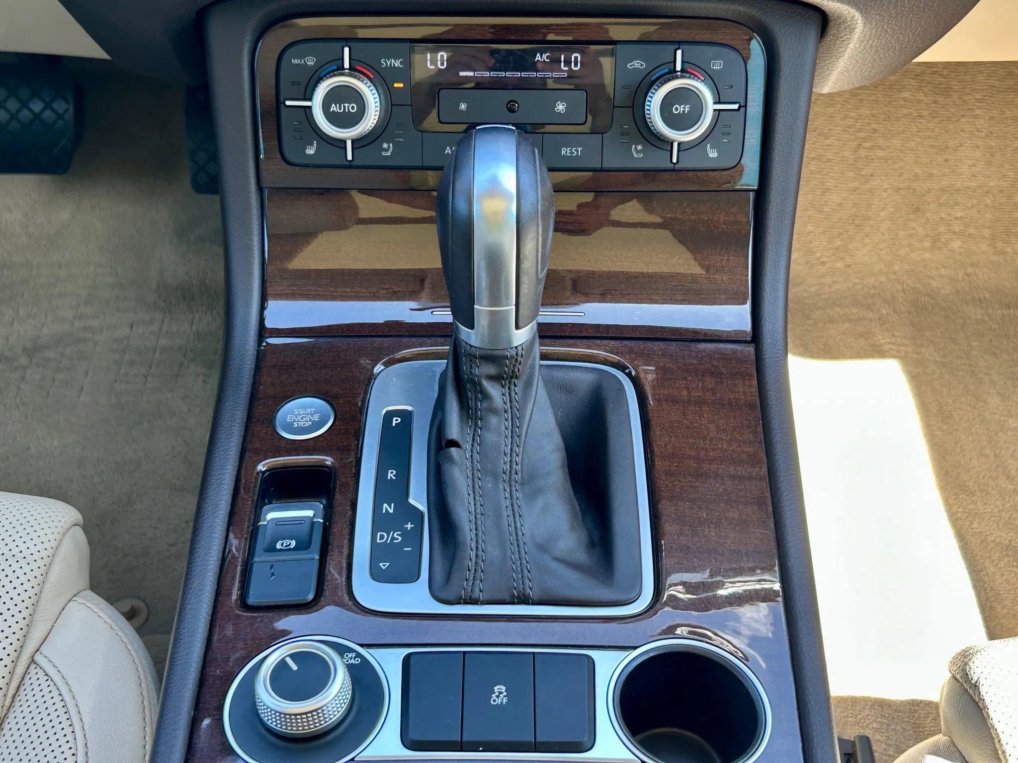 Used 2016 Volkswagen Touareg TDI image 24