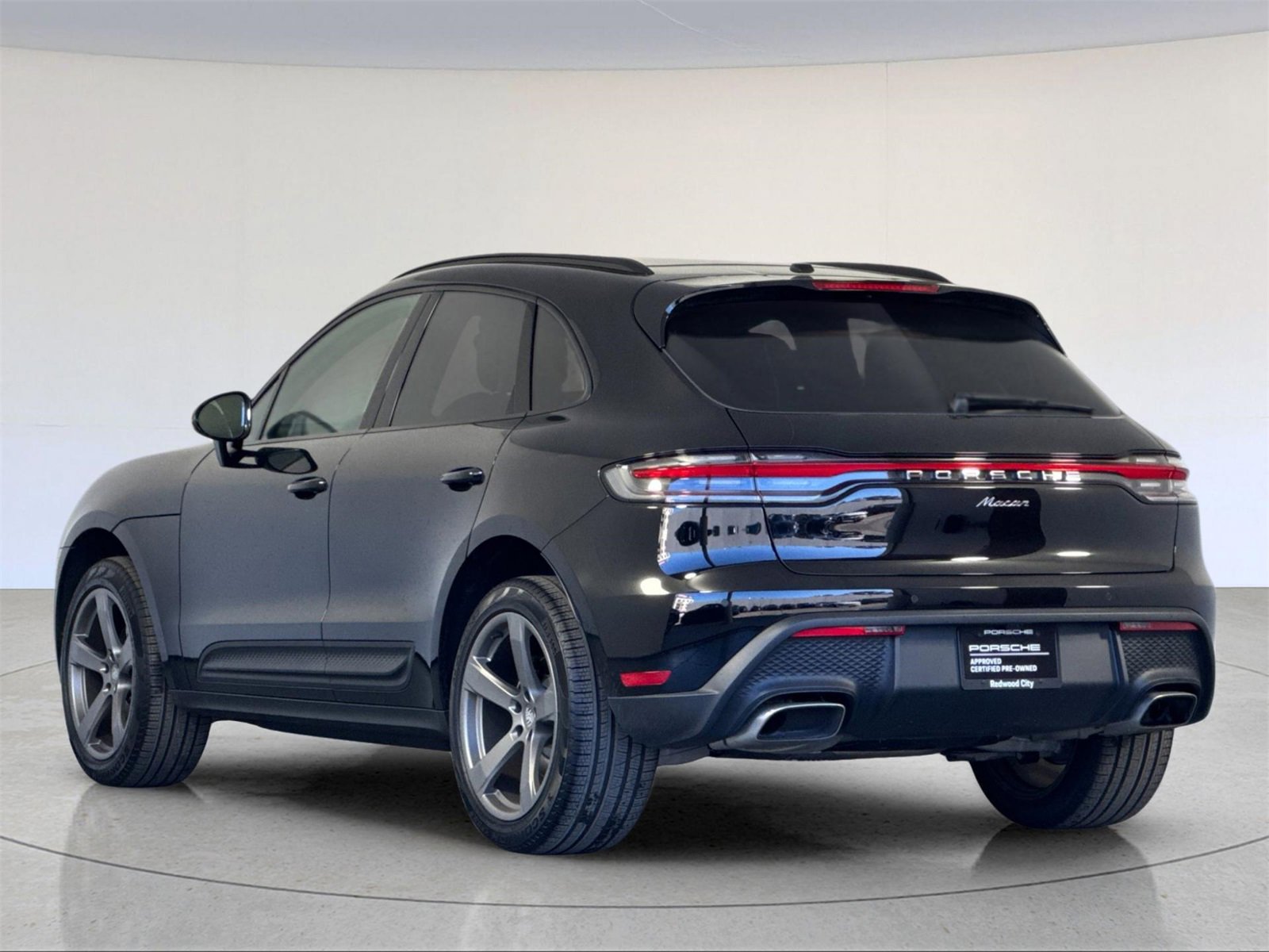 Used 2025 Porsche Macan image 3