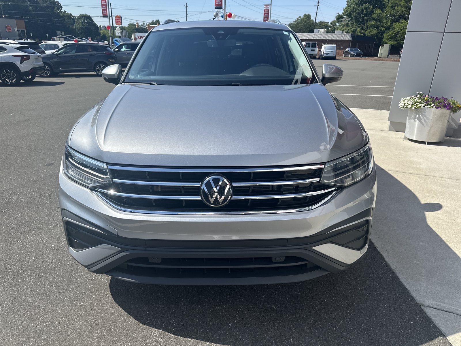 Used 2024 Volkswagen Tiguan SE FWD image 3