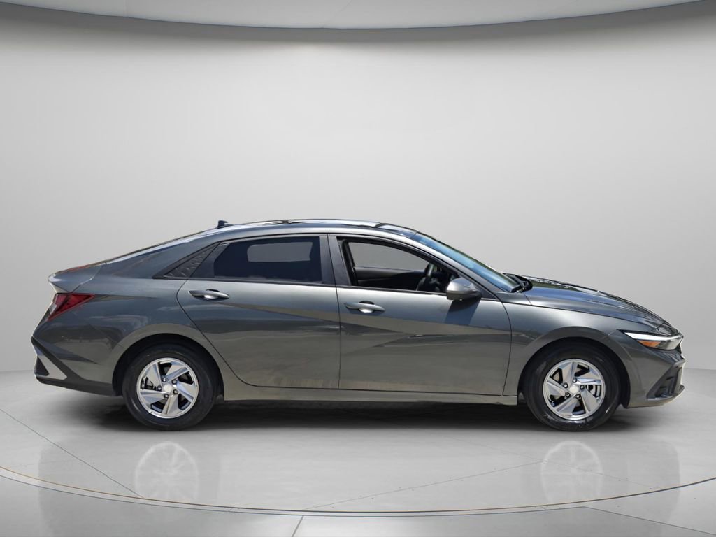 Used 2024 Hyundai Elantra SE FWD image 3