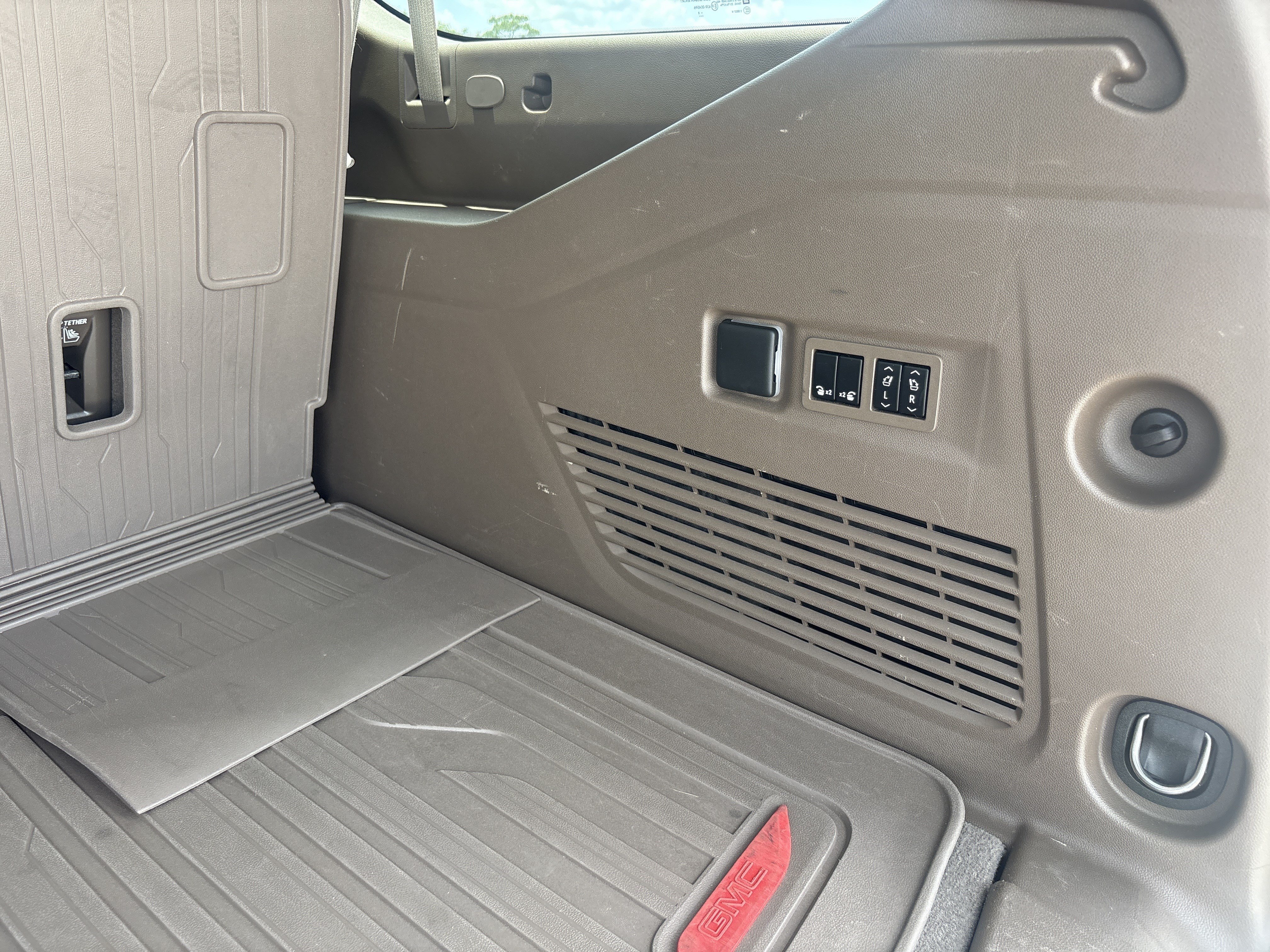 Used 2022 GMC Yukon XL Denali RWD image 10