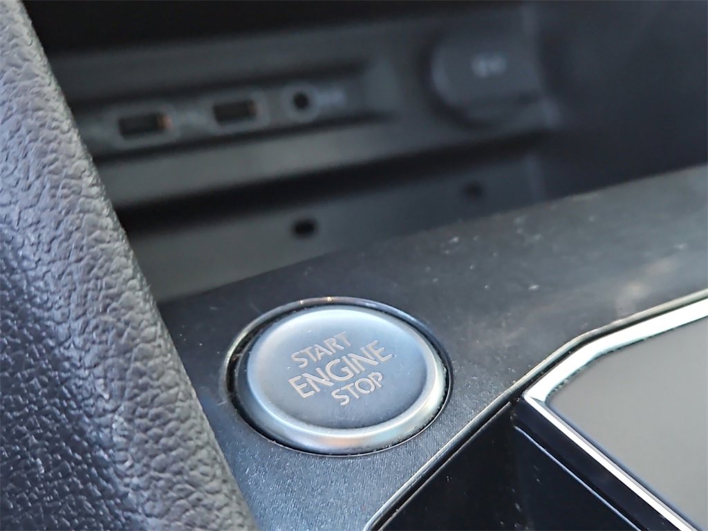 Used 2018 Volkswagen Tiguan SE w/ Panoramic Sunroof Package image 24