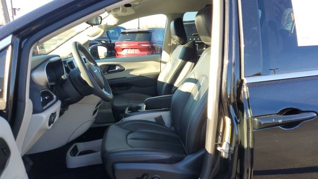 Certified 2024 Chrysler Pacifica Touring-L image 4