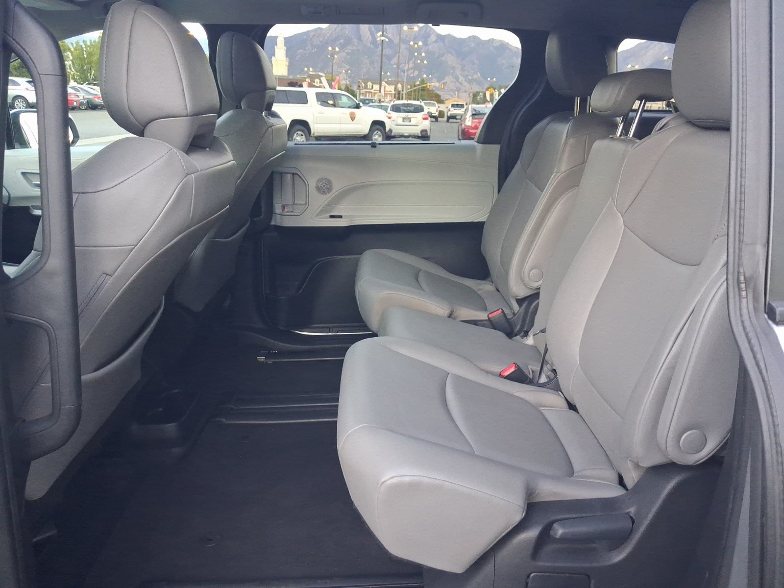 Used 2025 Toyota Sienna XLE FWD image 25