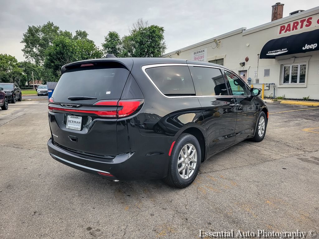 New 2027 Chrysler Pacifica Select w/ Family Tech Group FWD image 15