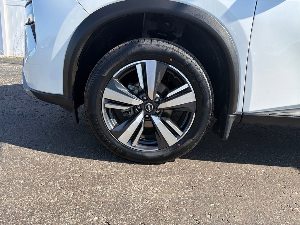 Used 2025 Nissan Rogue SL w/ SL Premium Package image 30