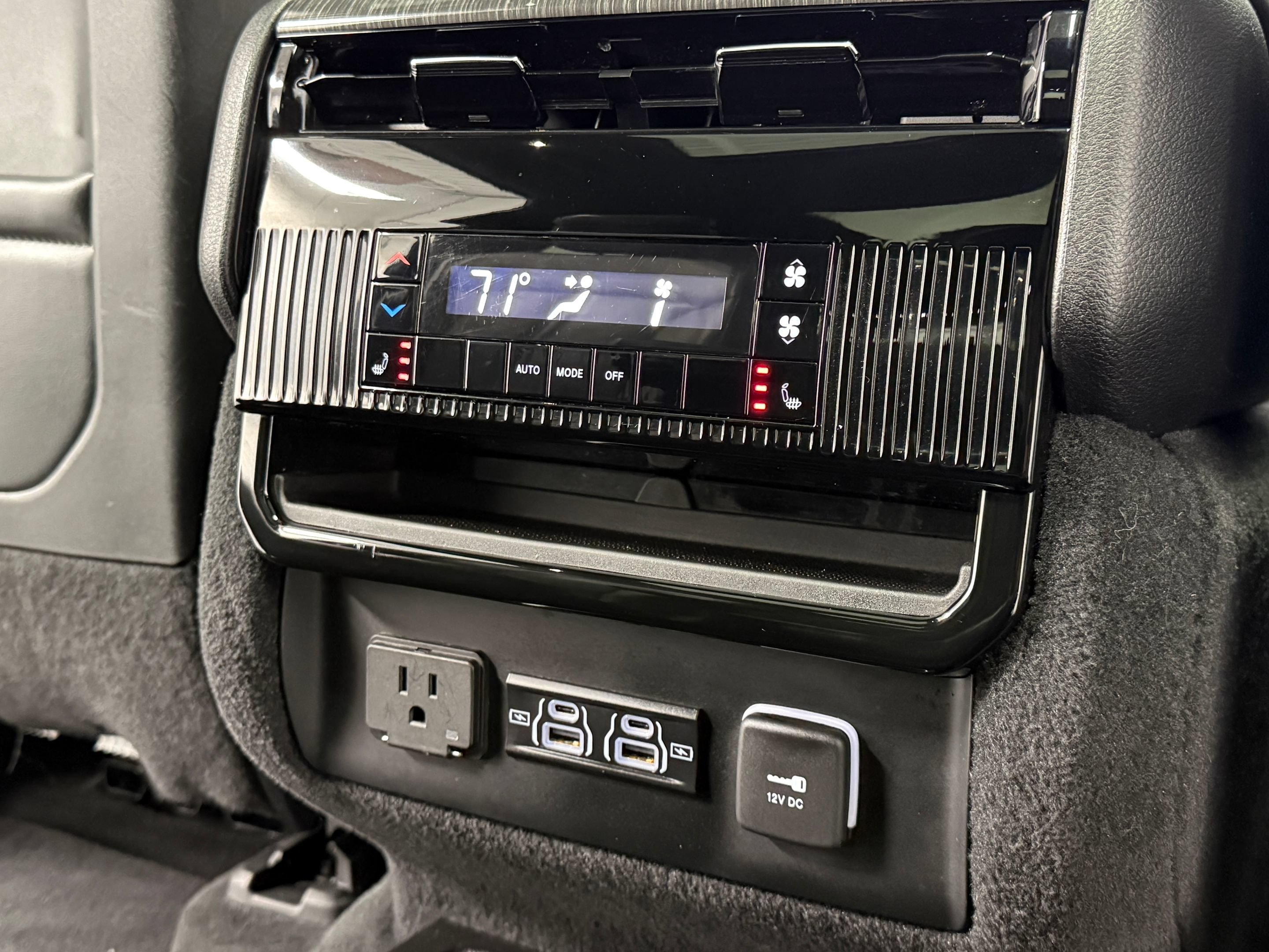 Used 2022 Jeep Wagoneer Series III w/ Premium Group I AWD/4WD image 38