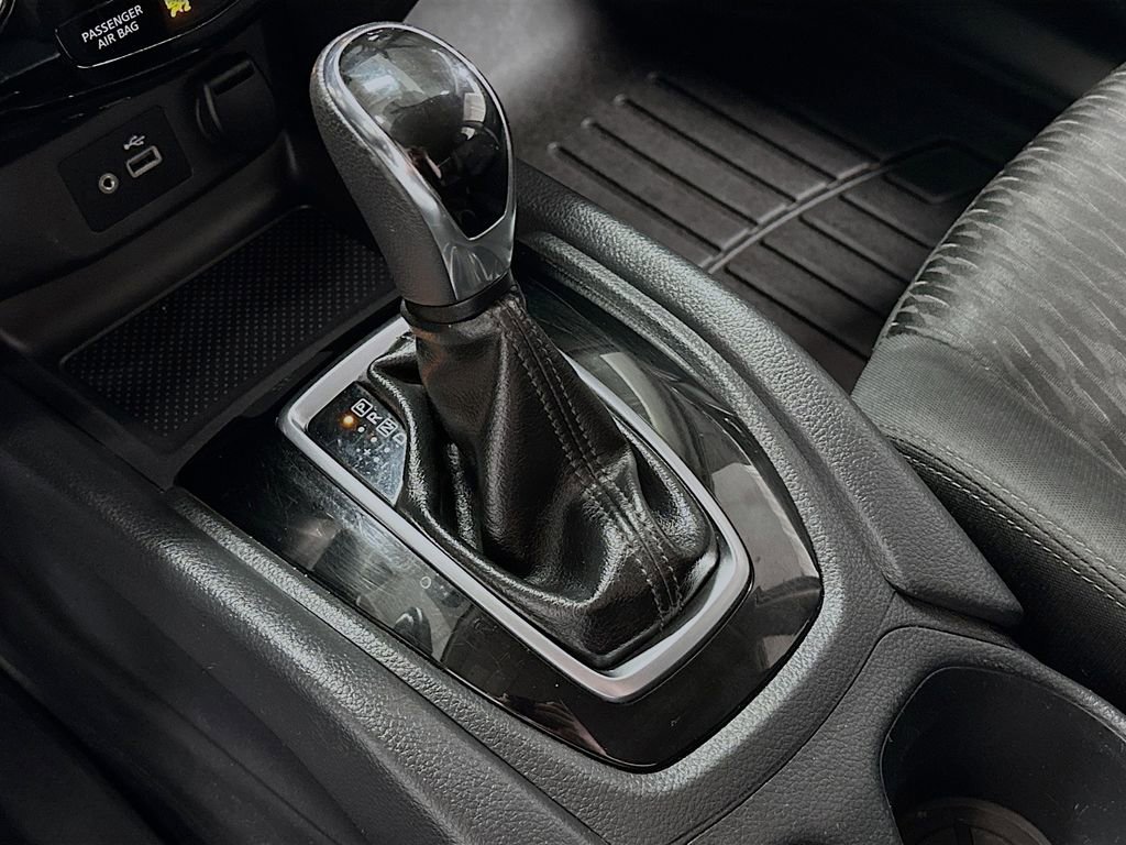 Used 2018 Nissan Rogue SV image 17