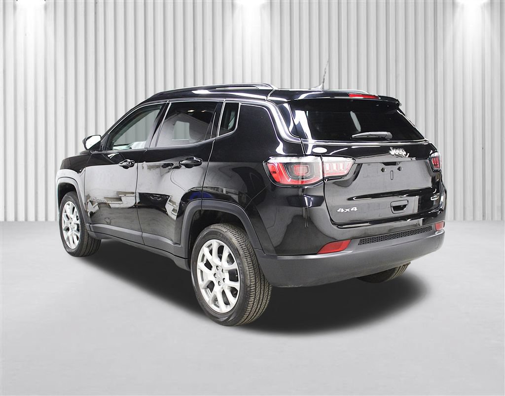 Certified 2022 Jeep Compass Latitude w/ Sun and Sound Group AWD/4WD image 5