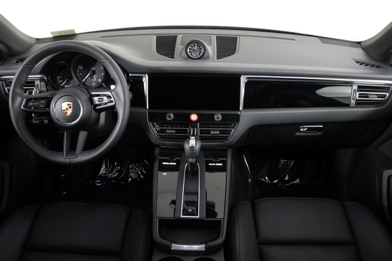 Certified 2025 Porsche Macan AWD/4WD image 11