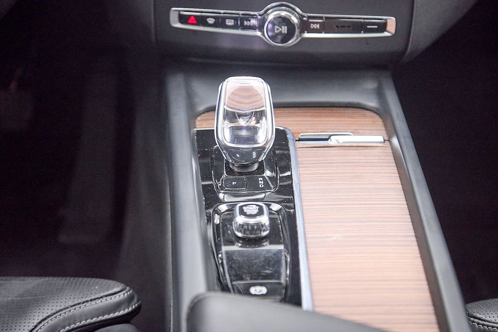 Certified 2024 Volvo XC60 B5 Ultimate w/ Protection Package Premier image 31