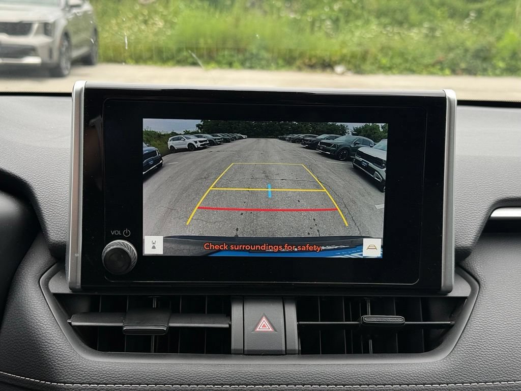 Used 2025 Toyota RAV4 XLE FWD image 33