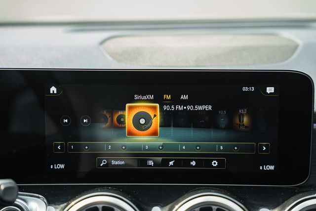 Used 2023 Mercedes-Benz GLB 250 4MATIC w/ Premium Package image 22