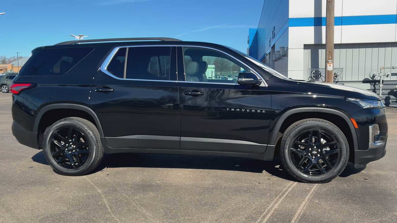 Certified 2023 Chevrolet Traverse LT w/ Rear Camera Mirror Package image 9