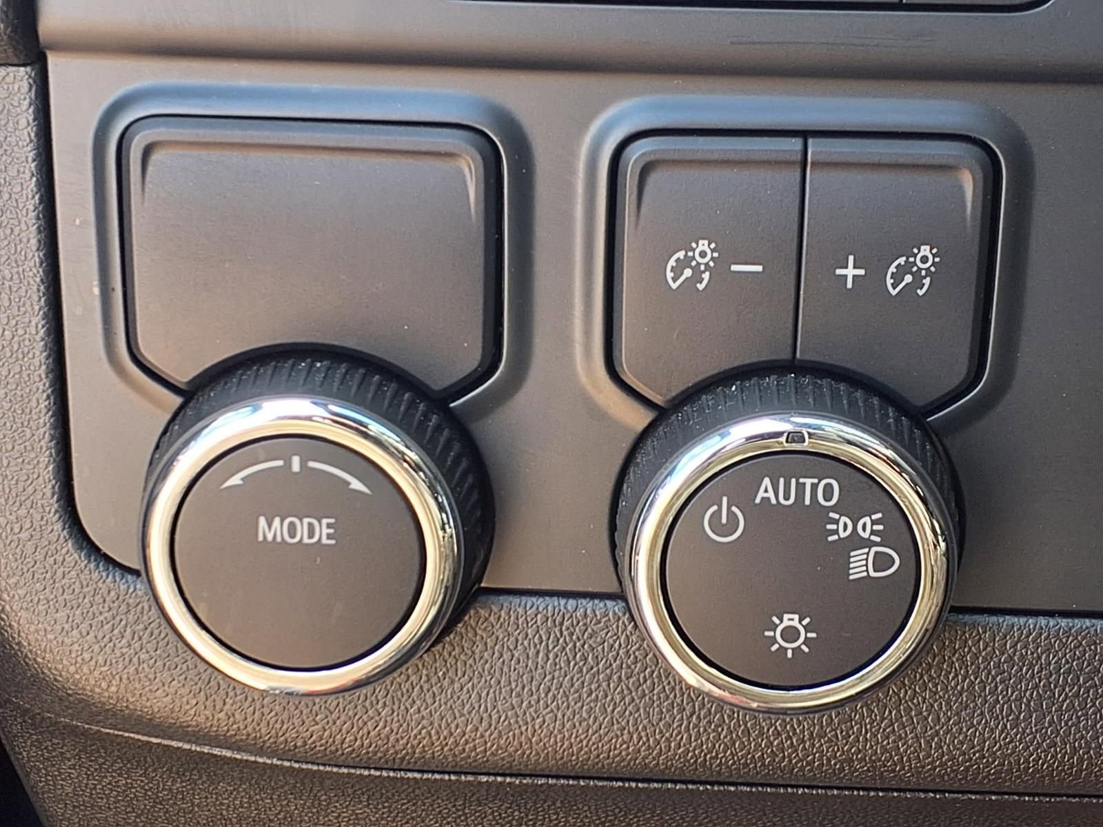 Used 2025 Chevrolet Suburban LS image 10