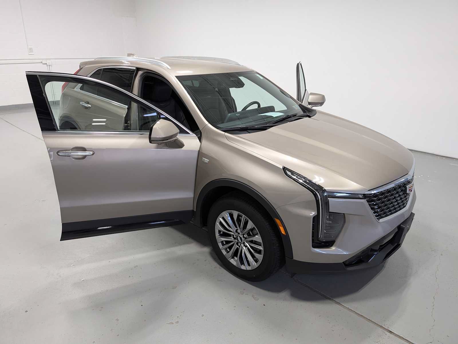 Certified 2025 Cadillac XT4 Premium Luxury AWD/4WD image 16