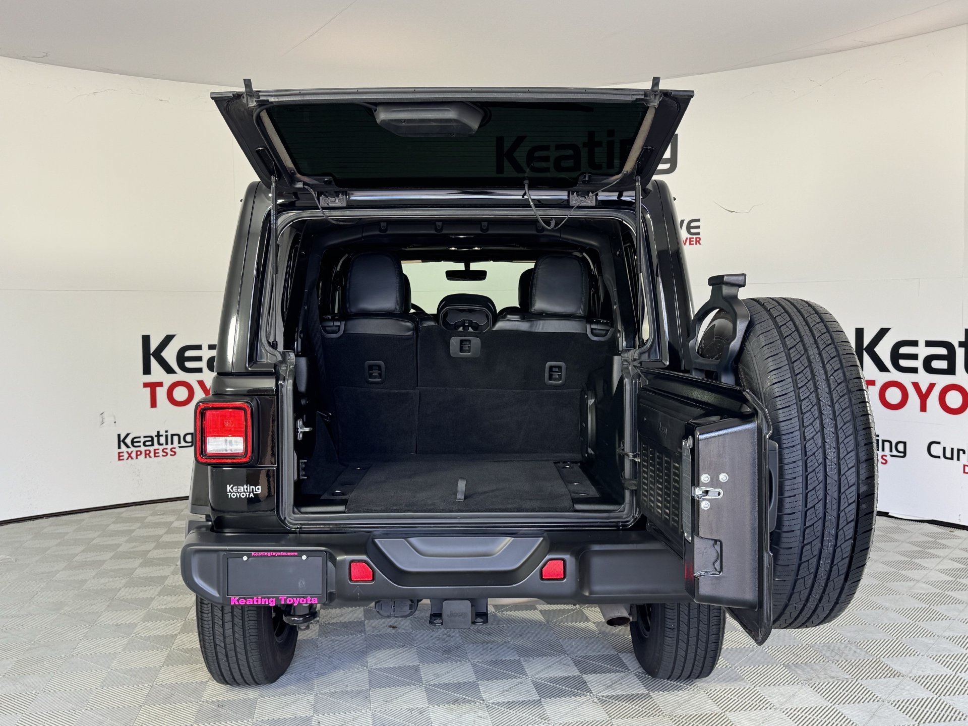 Used 2020 Jeep Wrangler Unlimited Sahara AWD/4WD image 17