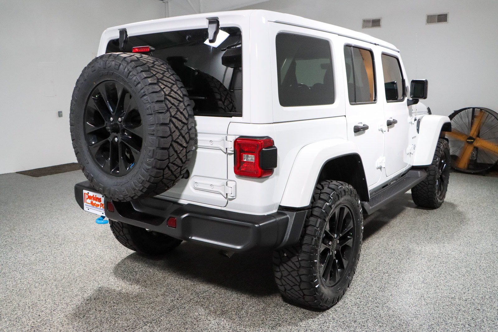 Used 2022 Jeep Wrangler Unlimited Sahara w/ Cold Weather Group AWD/4WD image 8