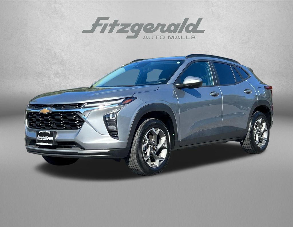Used 2025 Chevrolet Trax LT FWD image 2
