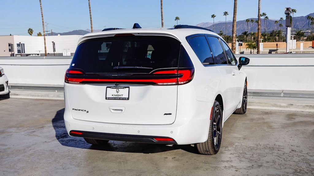 New 2026 Chrysler Pacifica Select w/ S Appearance Package image 8