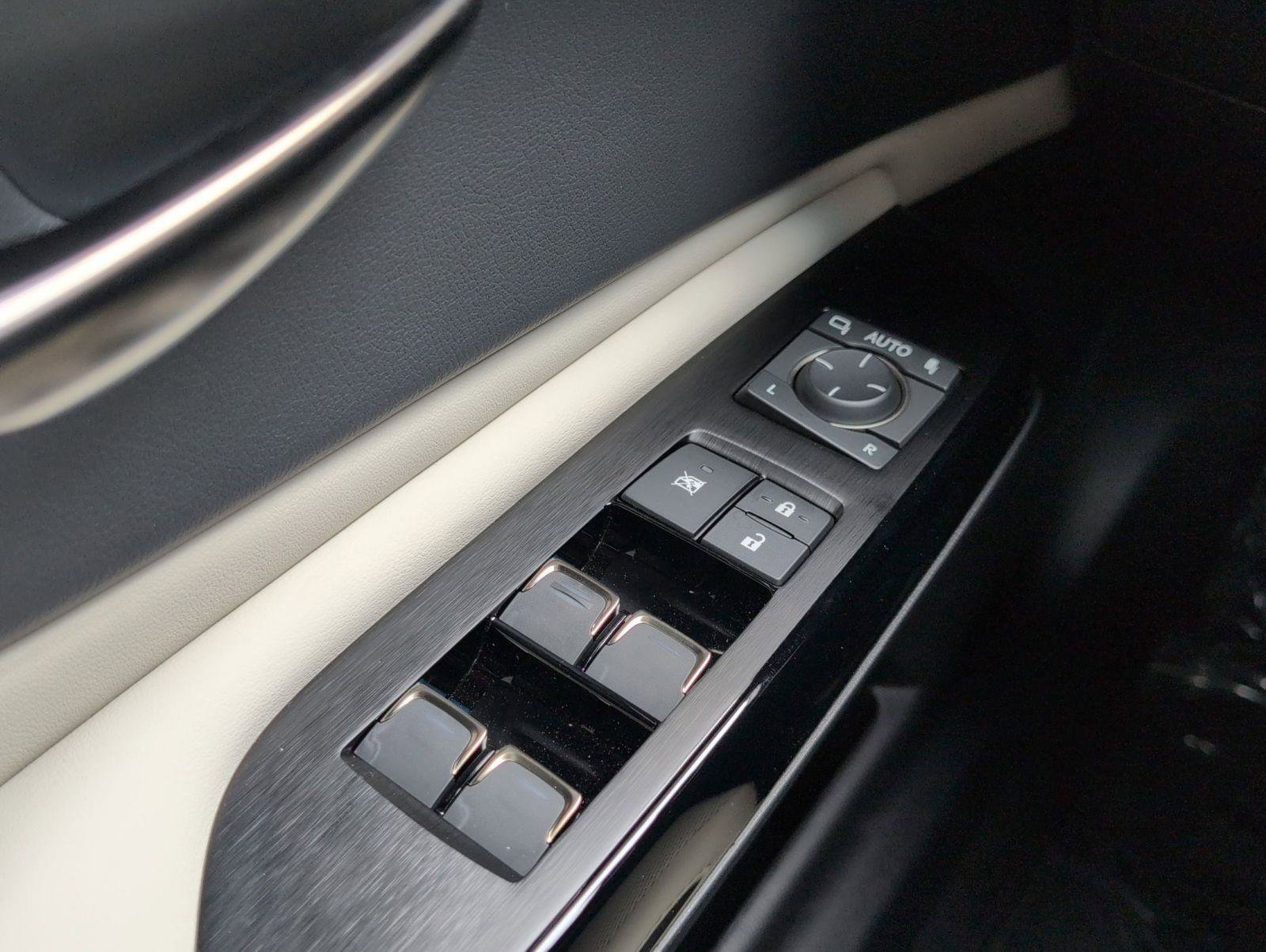 Used 2025 Lexus ES 300h w/ Premium Package image 6