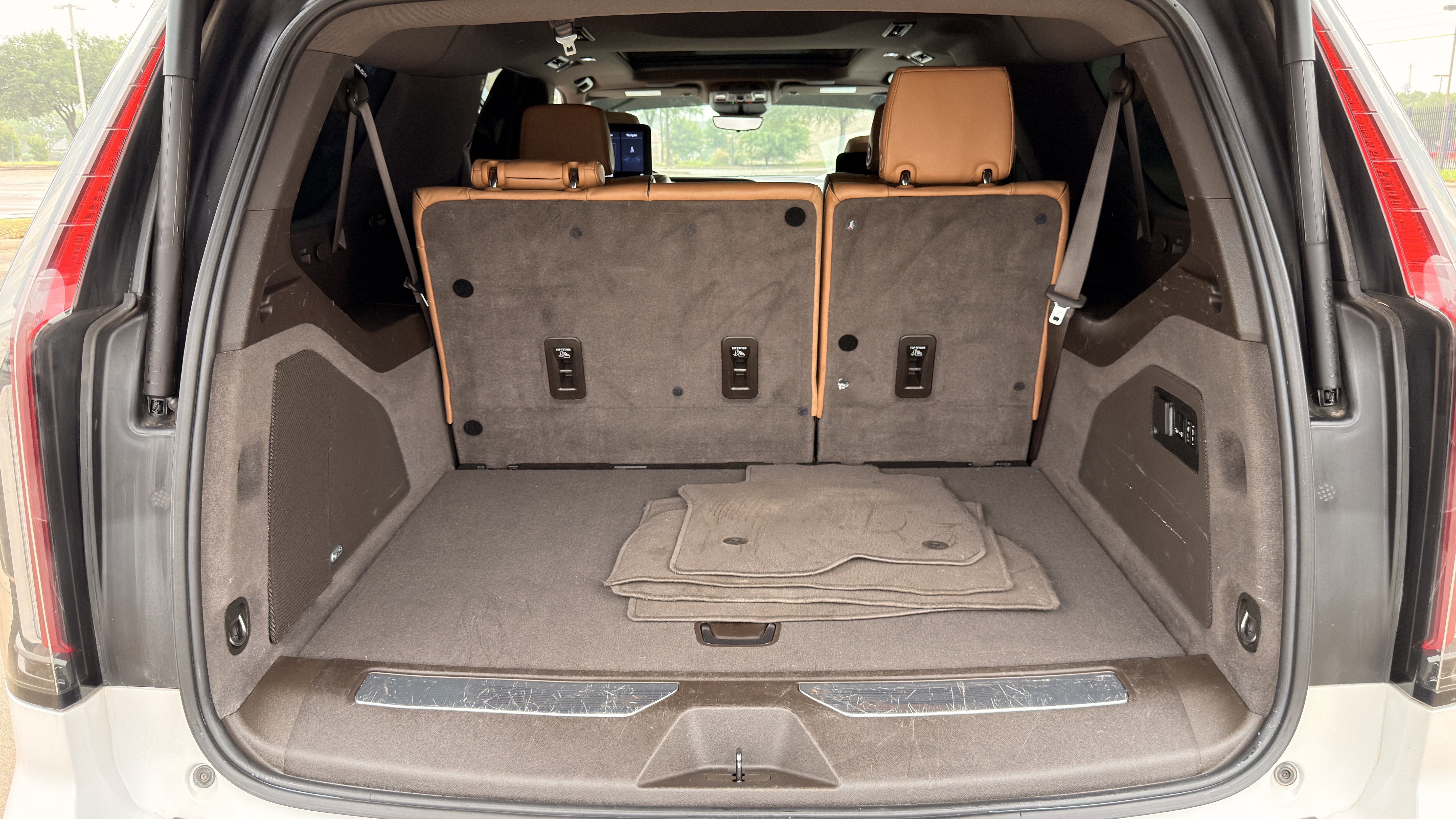 Used 2021 Cadillac Escalade ESV Premium Luxury image 38