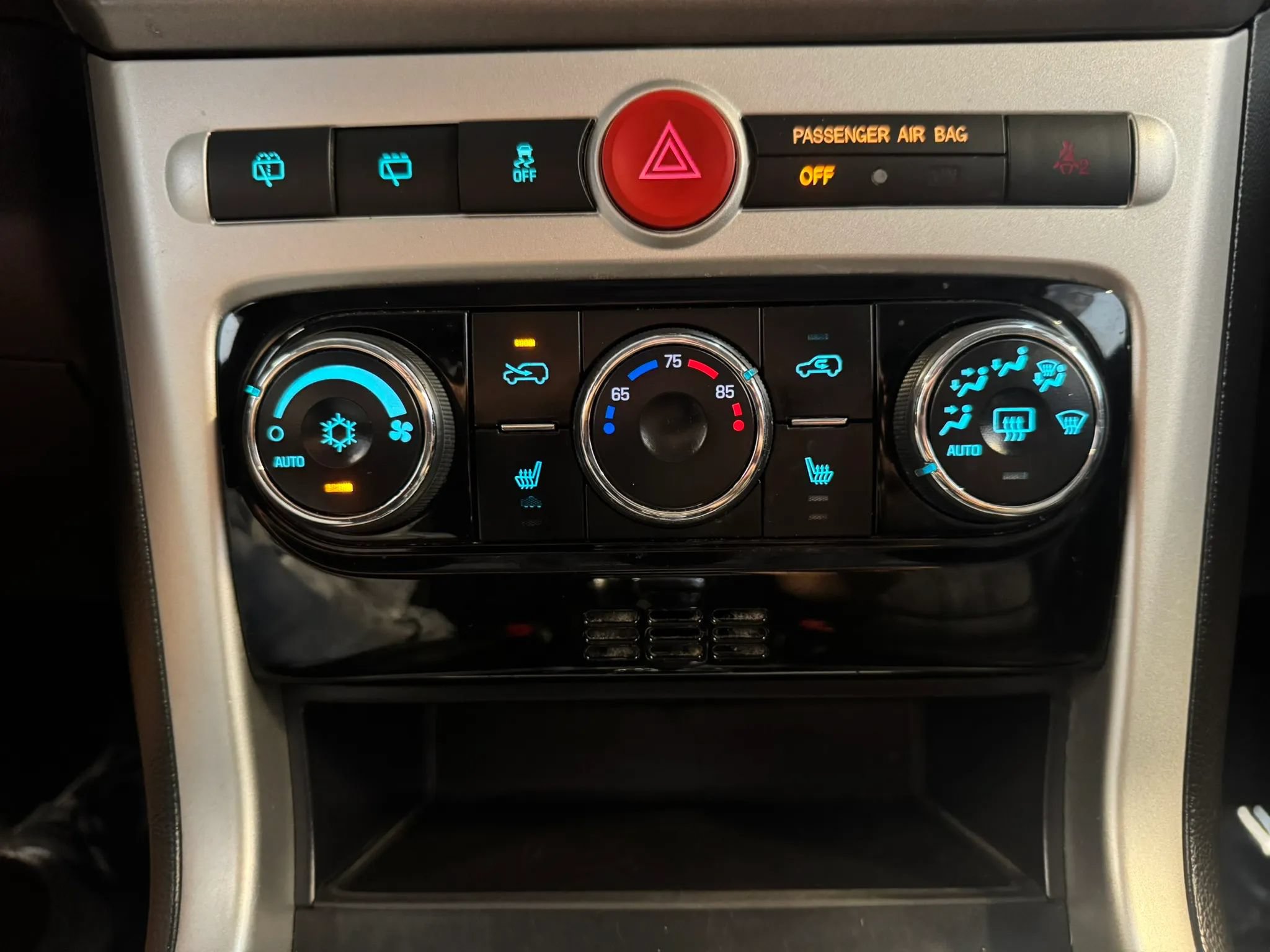 Used 2013 Chevrolet Captiva Sport LTZ FWD image 17