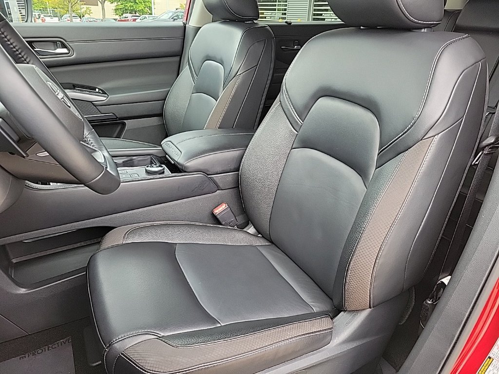Certified 2024 Nissan Pathfinder SL w/ Black Appearance Package AWD/4WD image 18