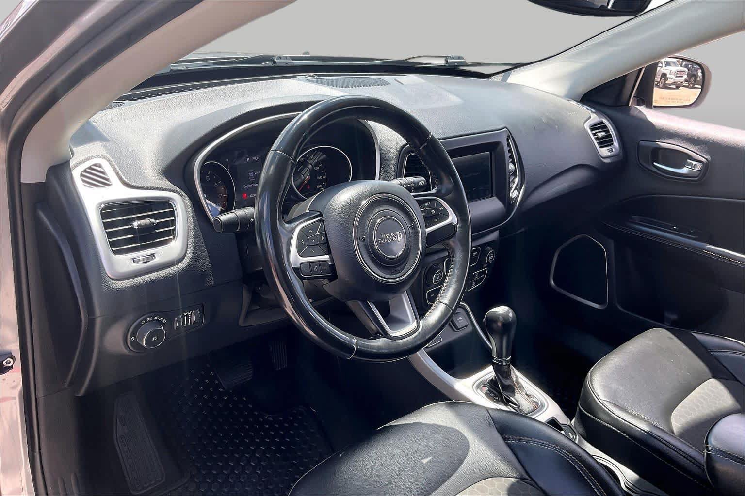 Used 2019 Jeep Compass Latitude w/ Cold Weather Group FWD image 17